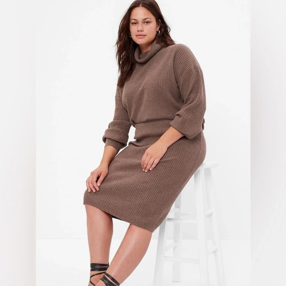 GAP lined tan