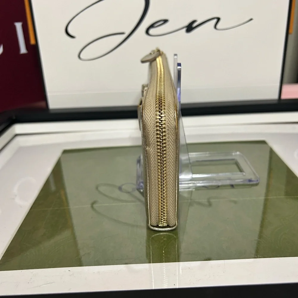 Salvatore Ferragamo Vara Bow Zip-Around Wallet – Metallic Gold
