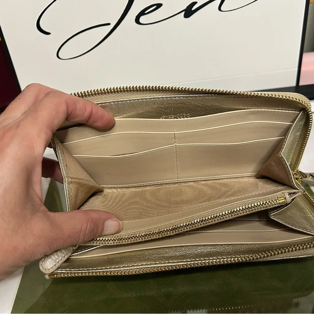 Salvatore Ferragamo Vara Bow Zip-Around Wallet – Metallic Gold