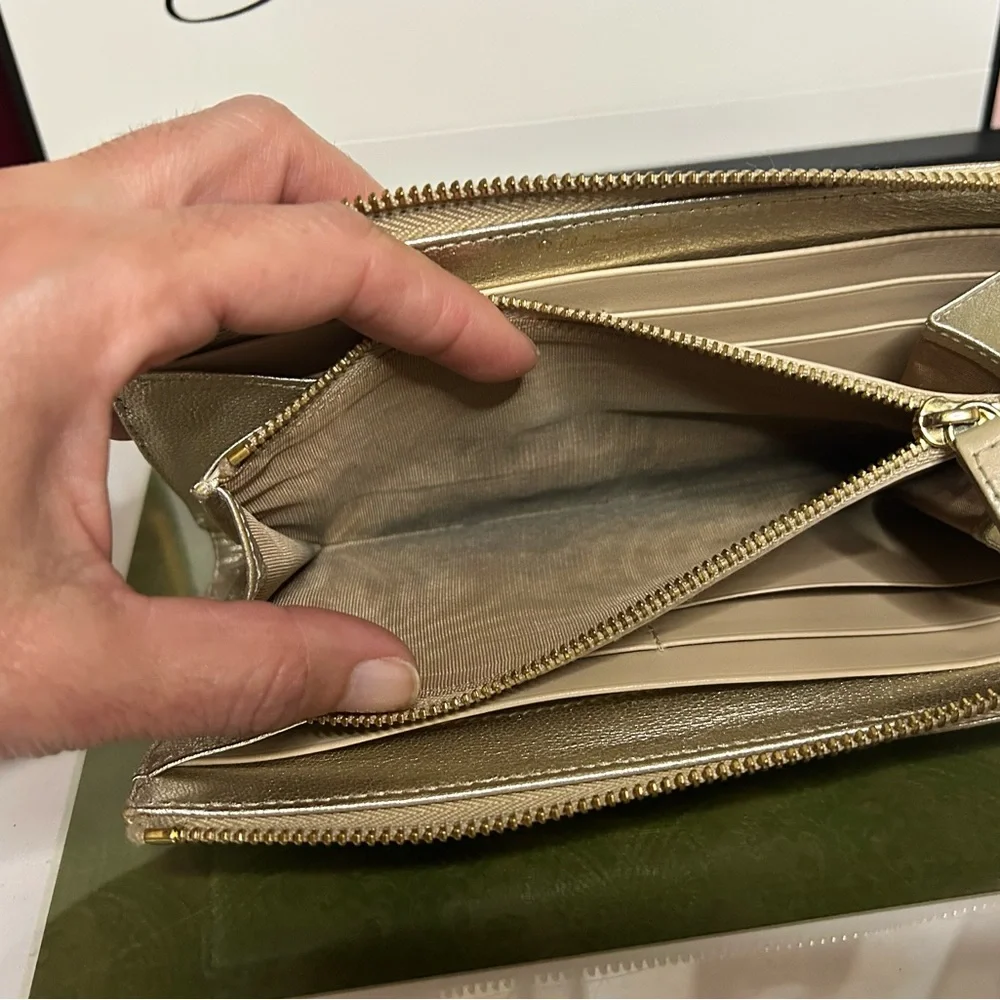 Salvatore Ferragamo Vara Bow Zip-Around Wallet – Metallic Gold