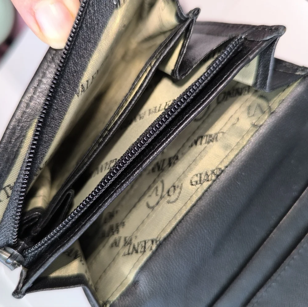 gianni Valentino tag has marks