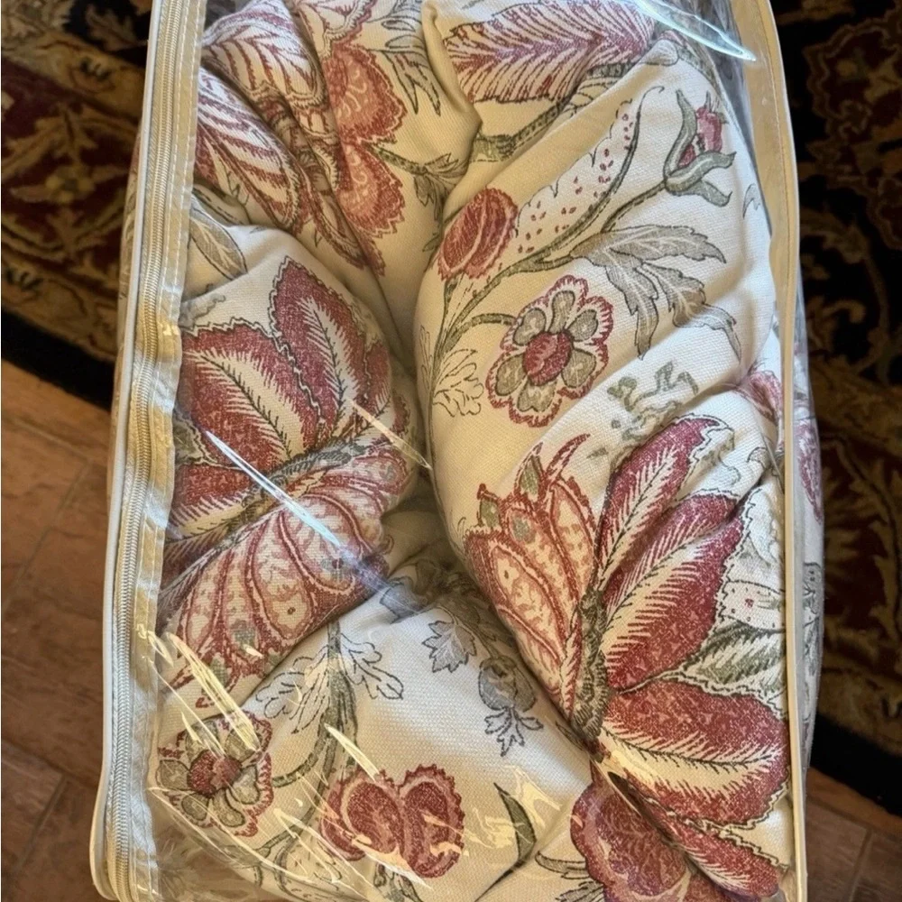 Rose Tree floral features