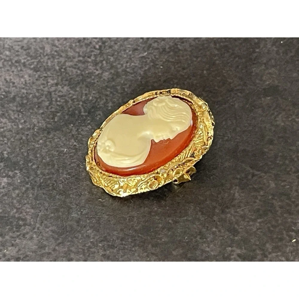 Vintage Gold Amber Cream Cameo Pin Brooch