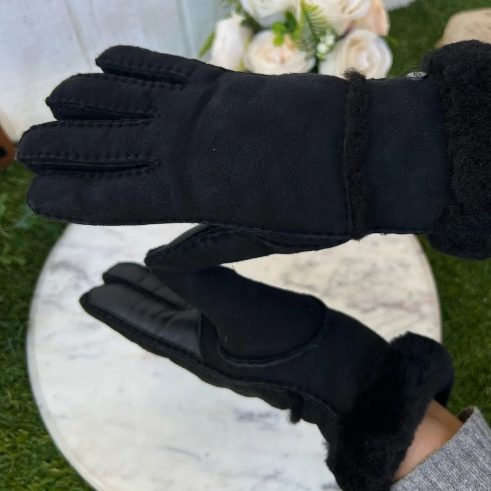 UGG Seamed Touchscreen Compatible Genuine Shearling Gloves black  $178 NEW