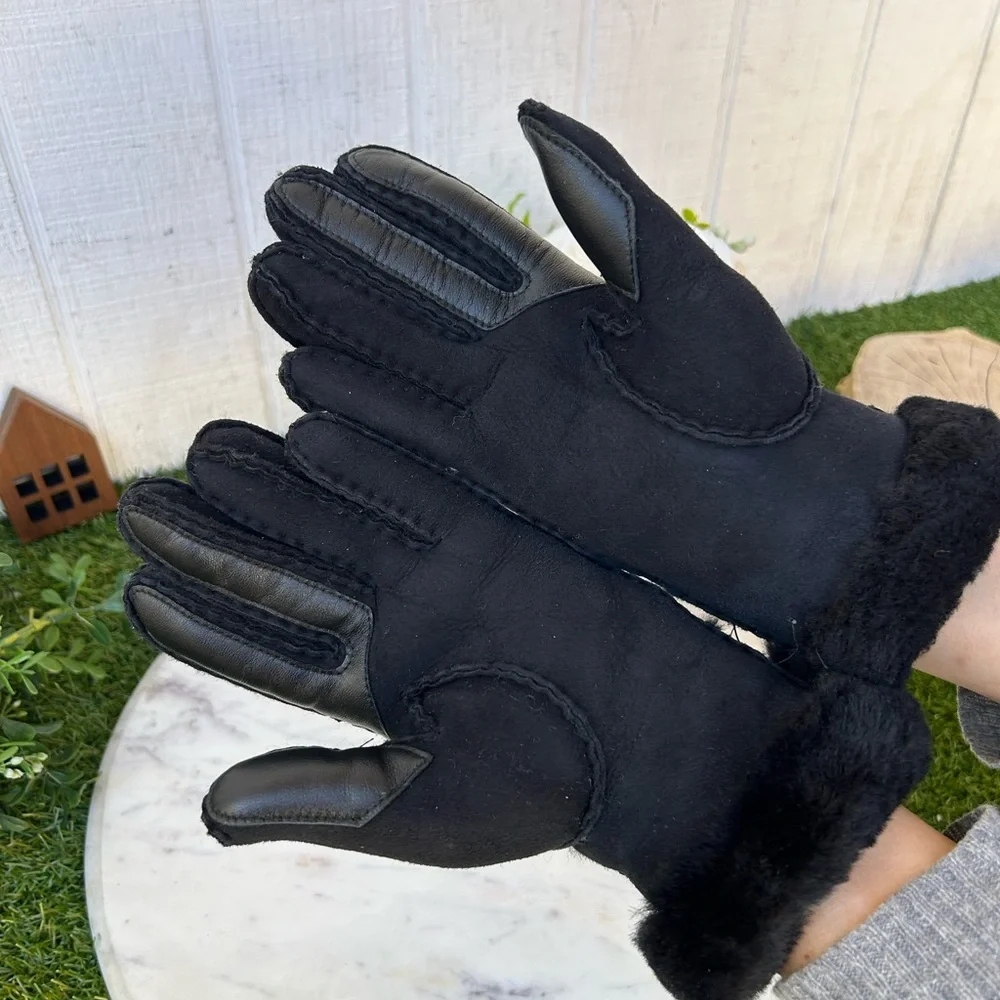 UGG Seamed Touchscreen Compatible Genuine Shearling Gloves black  $178 NEW