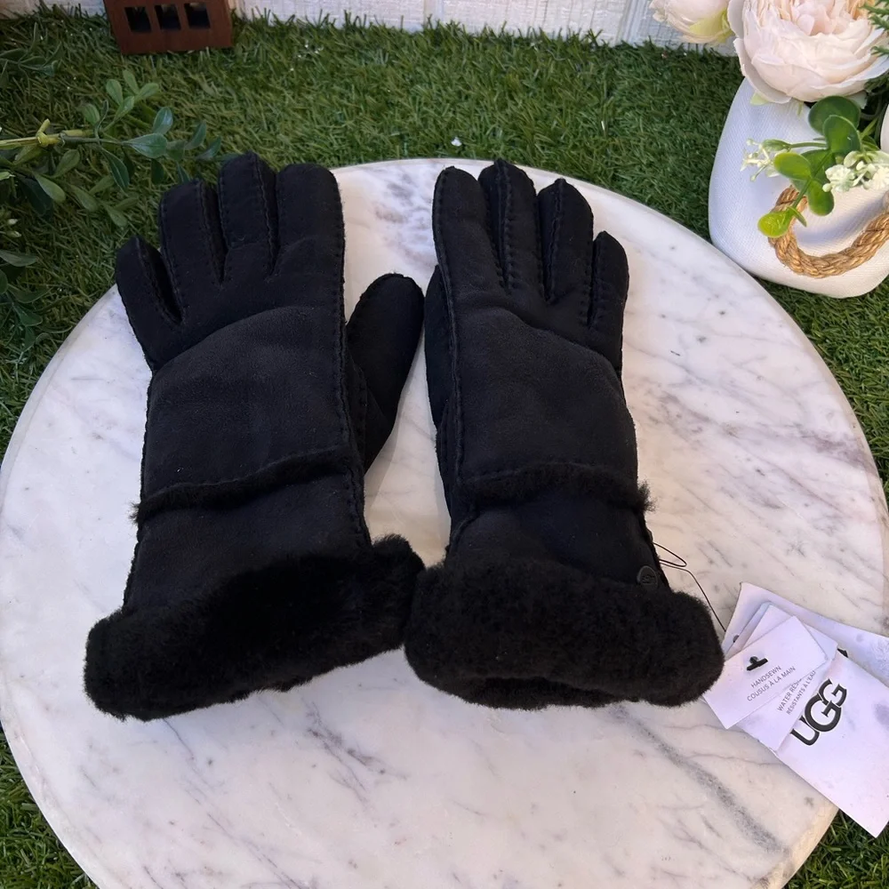 UGG Seamed Touchscreen Compatible Genuine Shearling Gloves black  $178 NEW