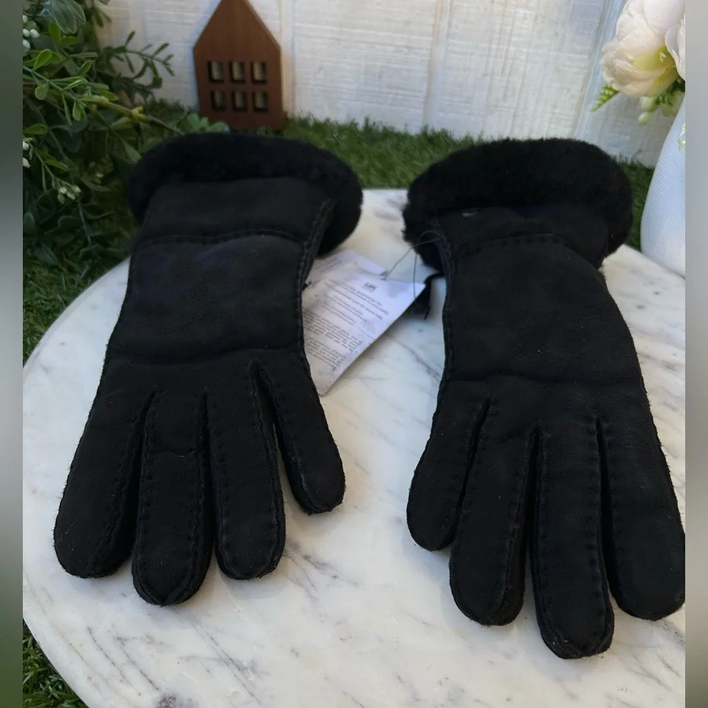 UGG Seamed Touchscreen Compatible Genuine Shearling Gloves black  $178 NEW