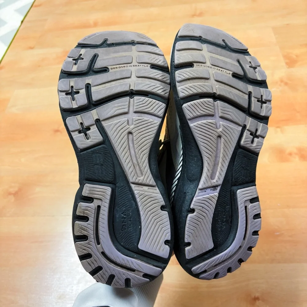 Brooks womens gray