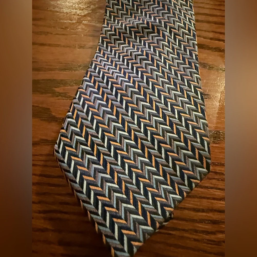 Elegant Metropolitan View Chevron Patterned Men's Tie