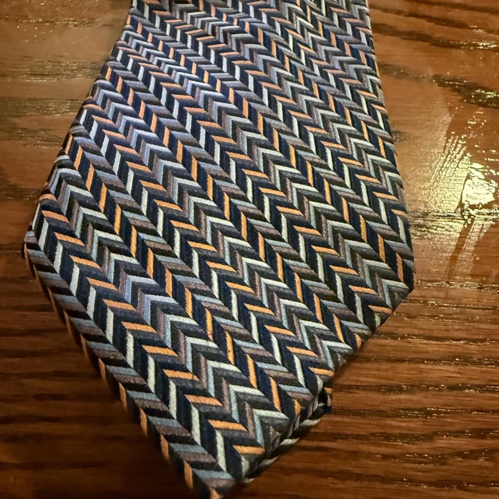 Elegant Metropolitan View Chevron Patterned Men's Tie