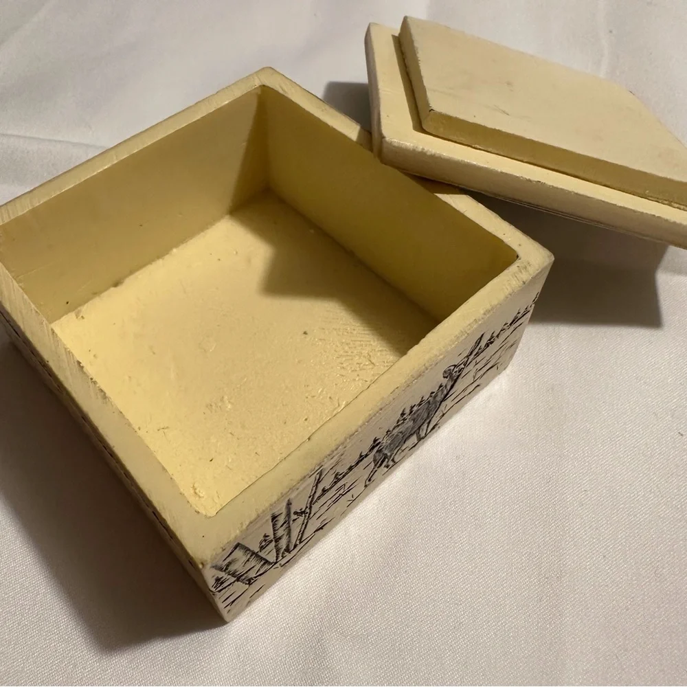 Trinket box with a doe and her baby