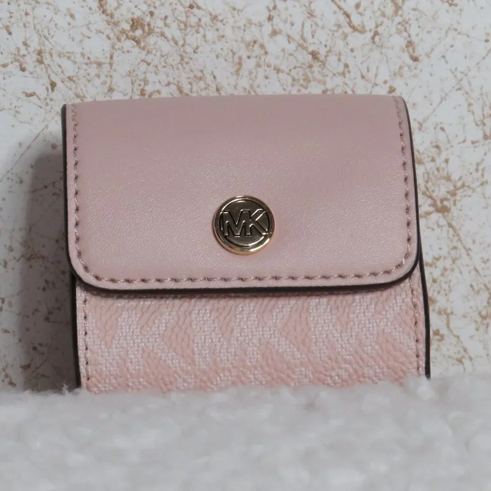 Michael Kors Jet Set Travel Airpods Case (Light Powder Blush)