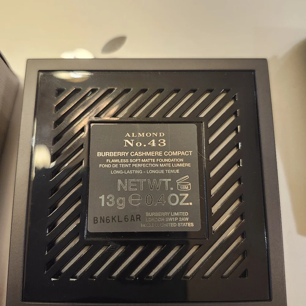 Burberry cashmere compact