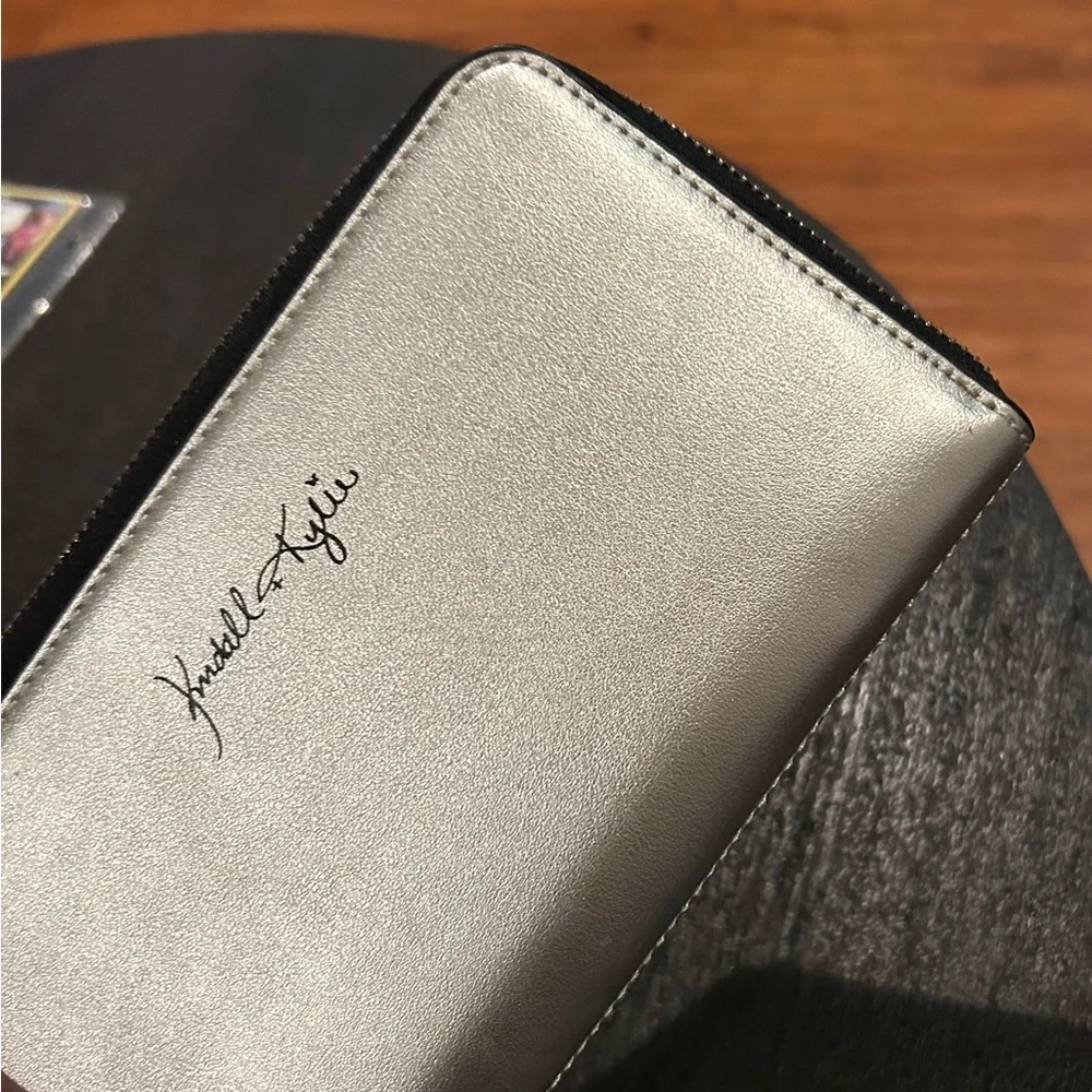 Kendall & Kylie Zippered Wallet NWOT