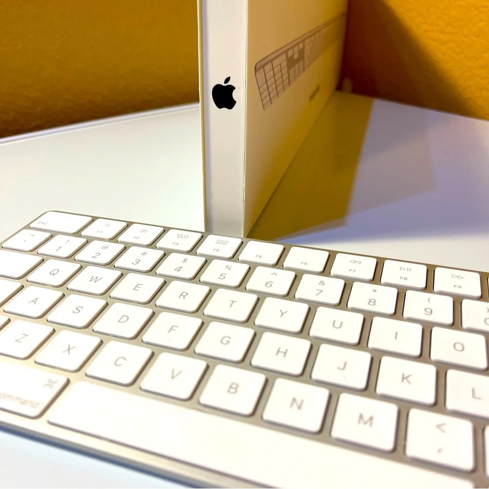 APPLE Magic Keyboard with Numeric Keypad US English White Wireless Chargable