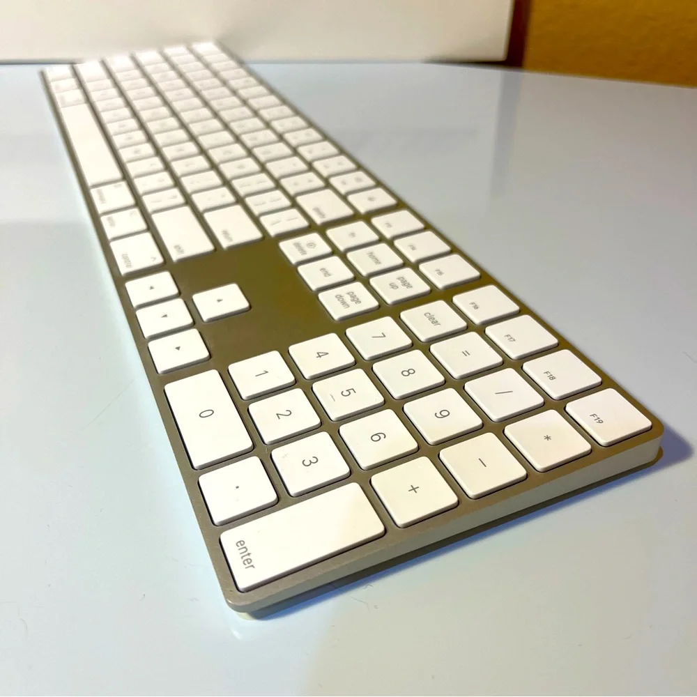 APPLE Magic Keyboard with Numeric Keypad US English White Wireless Chargable
