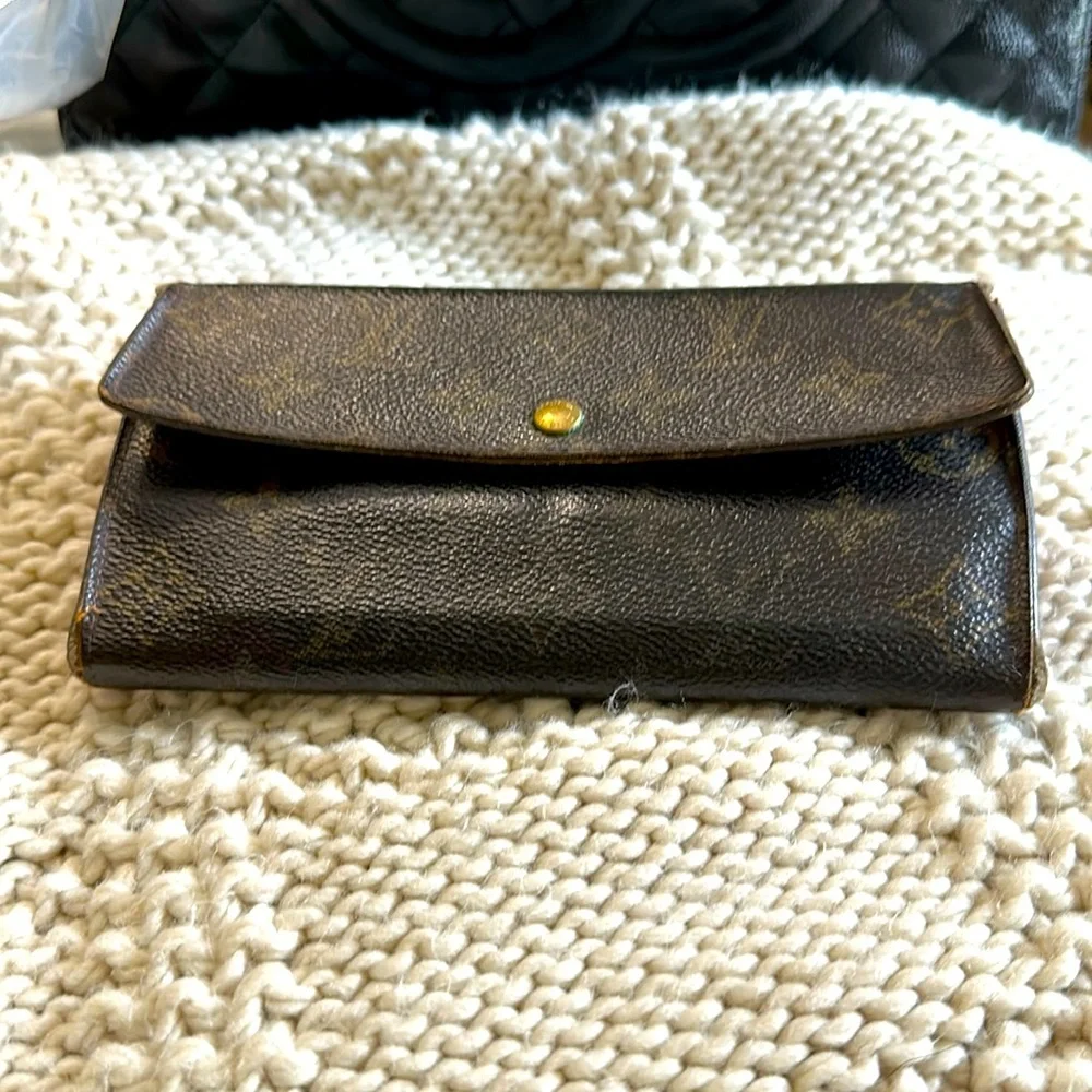Authentic Louis Vuitton Wallet; used as a crossbody reposhing from @Jebwa