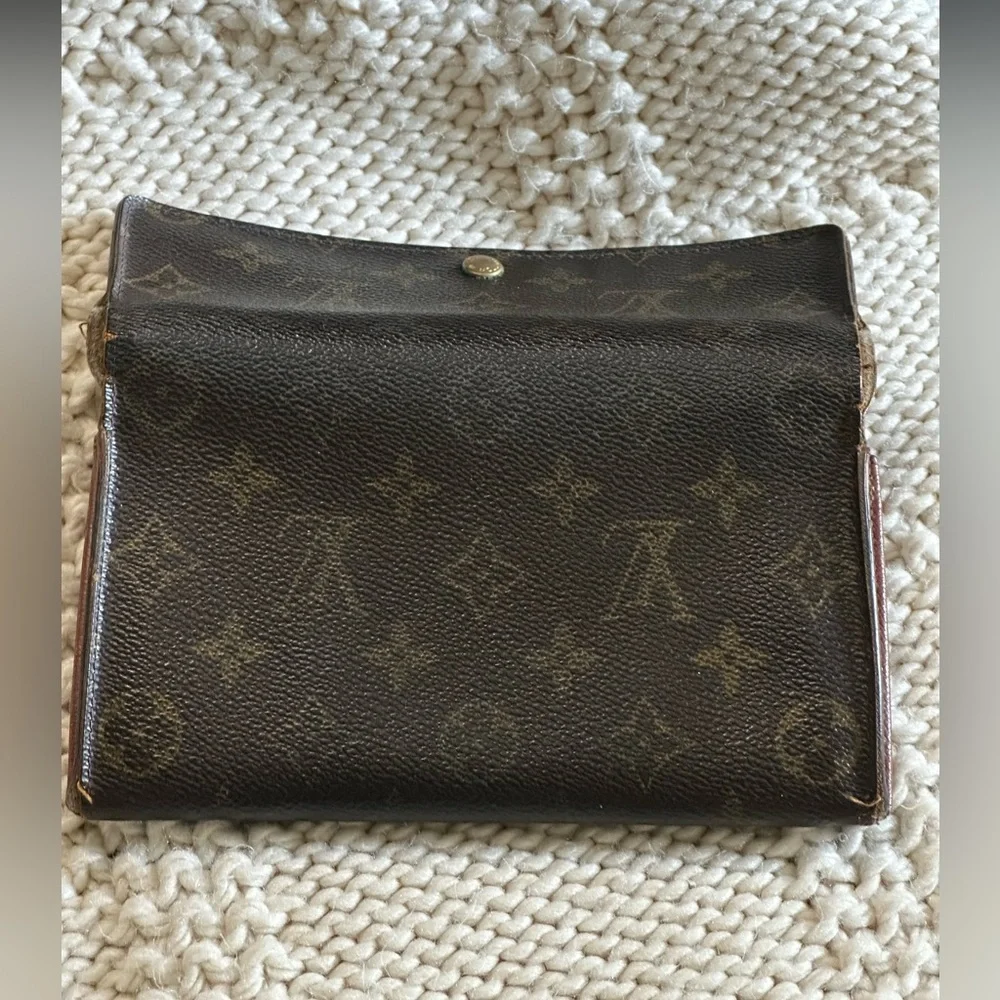 Authentic Louis Vuitton Wallet; used as a crossbody reposhing from @Jebwa