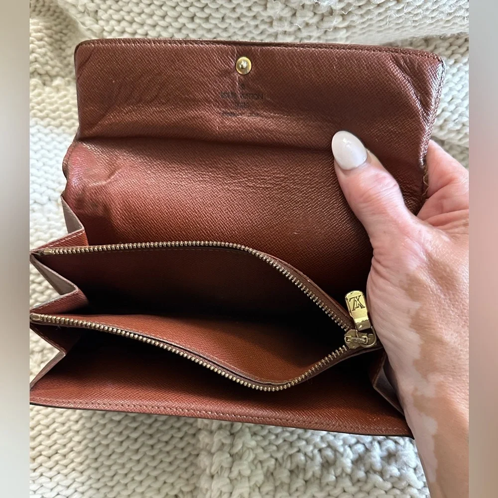 Authentic Louis Vuitton Wallet; used as a crossbody reposhing from @Jebwa