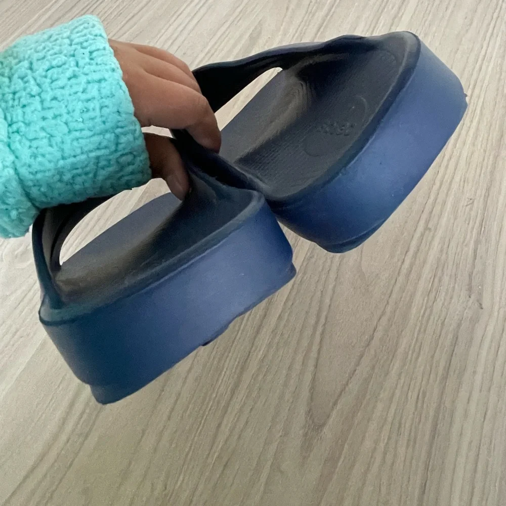OOFOS Men's Blue Sandals