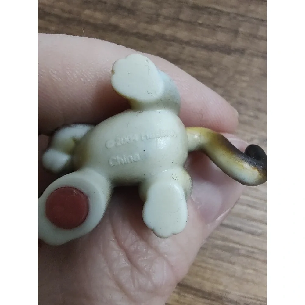 Littlest Pet Shop Cat #27 Figure with Green Eyes Brown Black White A19
