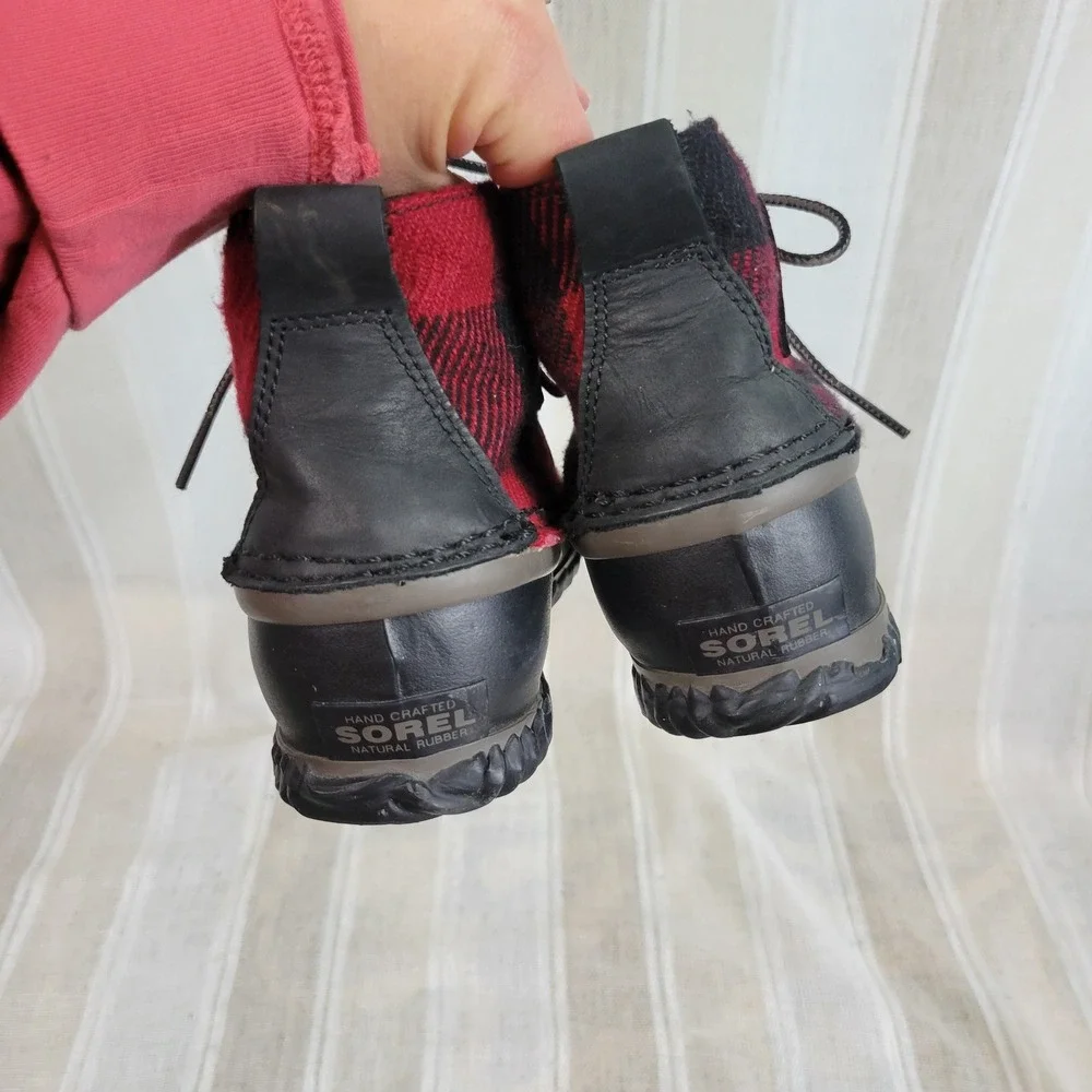 Sorel Out N About Duck Boots‎ Buffalo Plaid Size 7 Black Red