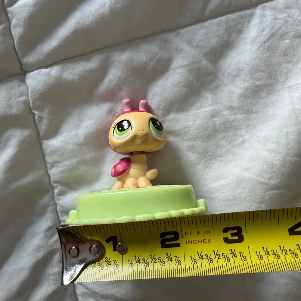 Littlest Pet Shop features pink fans