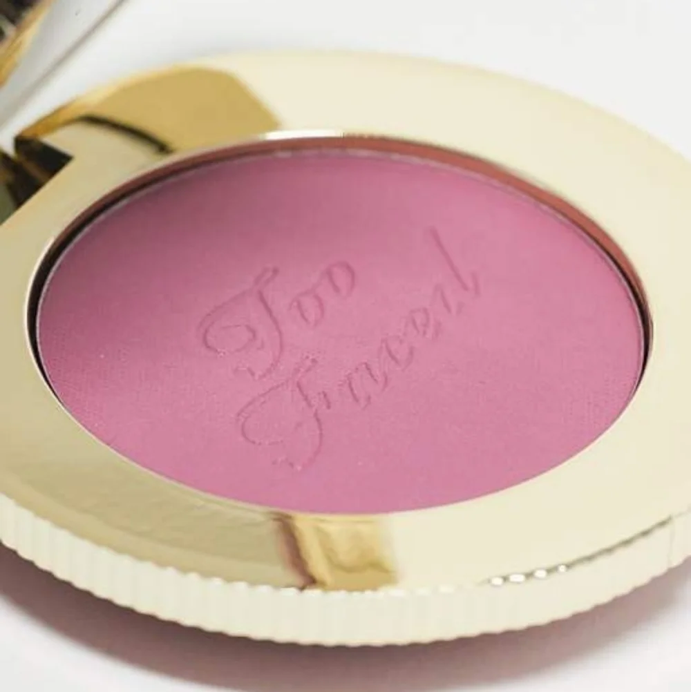 Too Faced Berry Dreamy Blurring CLOUD BLUSH - Berry Purple