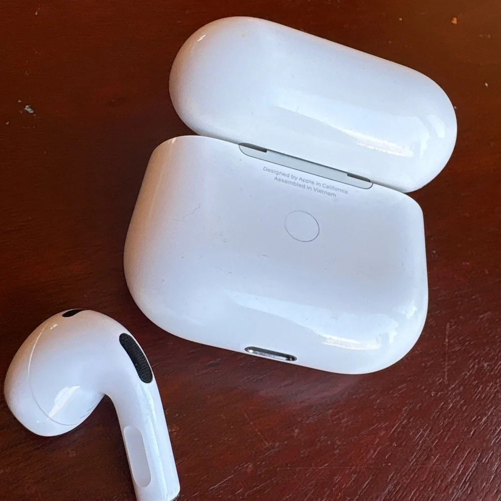 Apple AirPods 3rd Generation (2021) – Lightning Charging Case – Original Owner