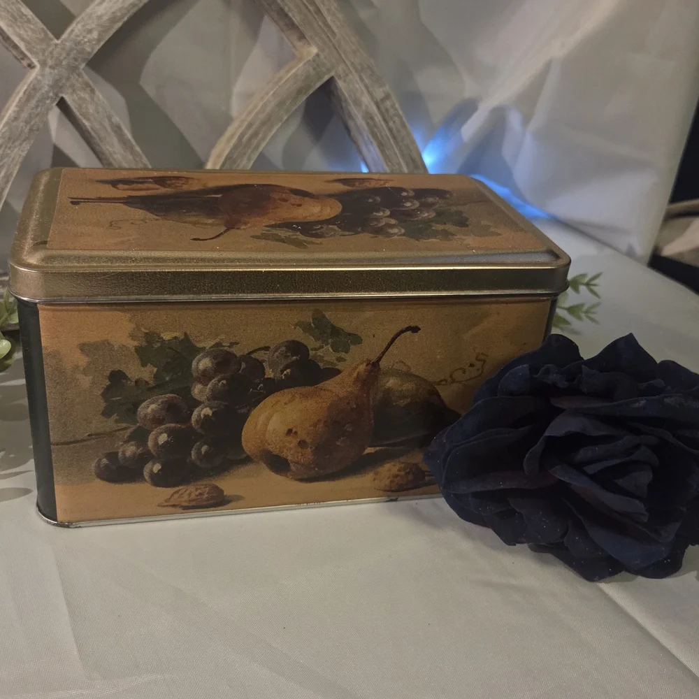 Vintage Decor Tin – Because Plastic Containers Are Boring