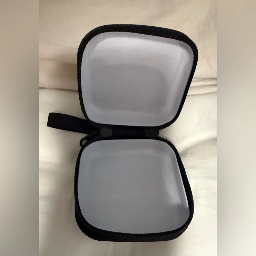The Unbranded Brand sleek black