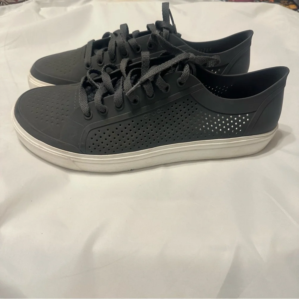 CROCS men’s perforated