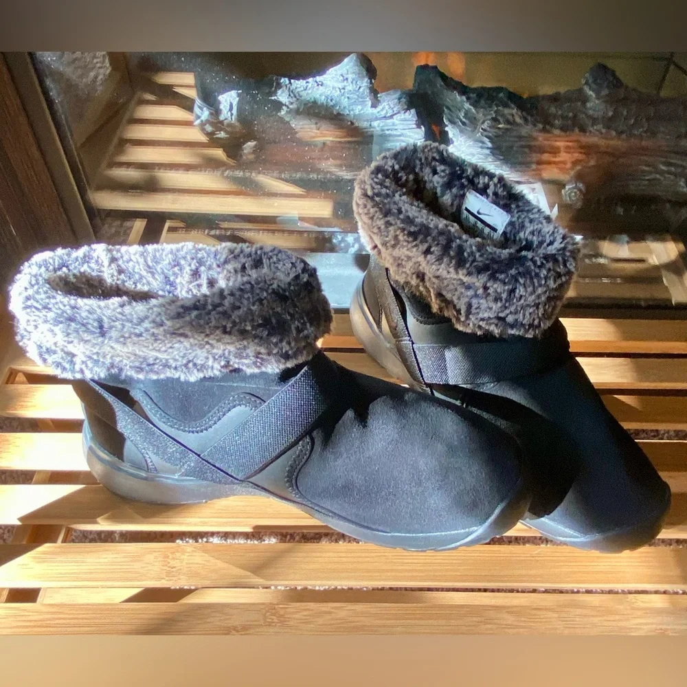 Nike NWOT Sz-8.5n Black Winter Boots w/Soft Warm Fur Lining-Elegant🖤Black & Tan👢