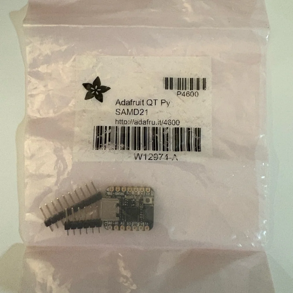 Adafruit QT Py SAMD21 Microcontroller - Black