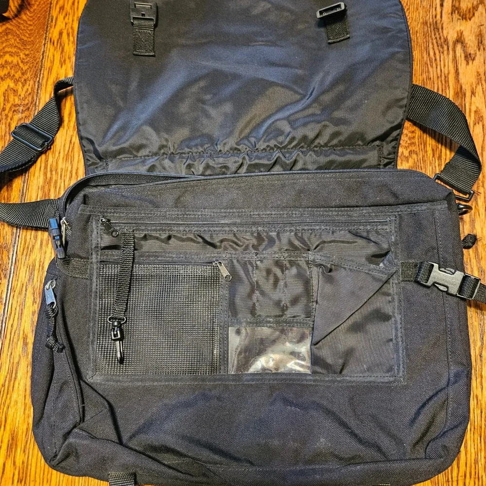 Eddie Bauer secure shoulder