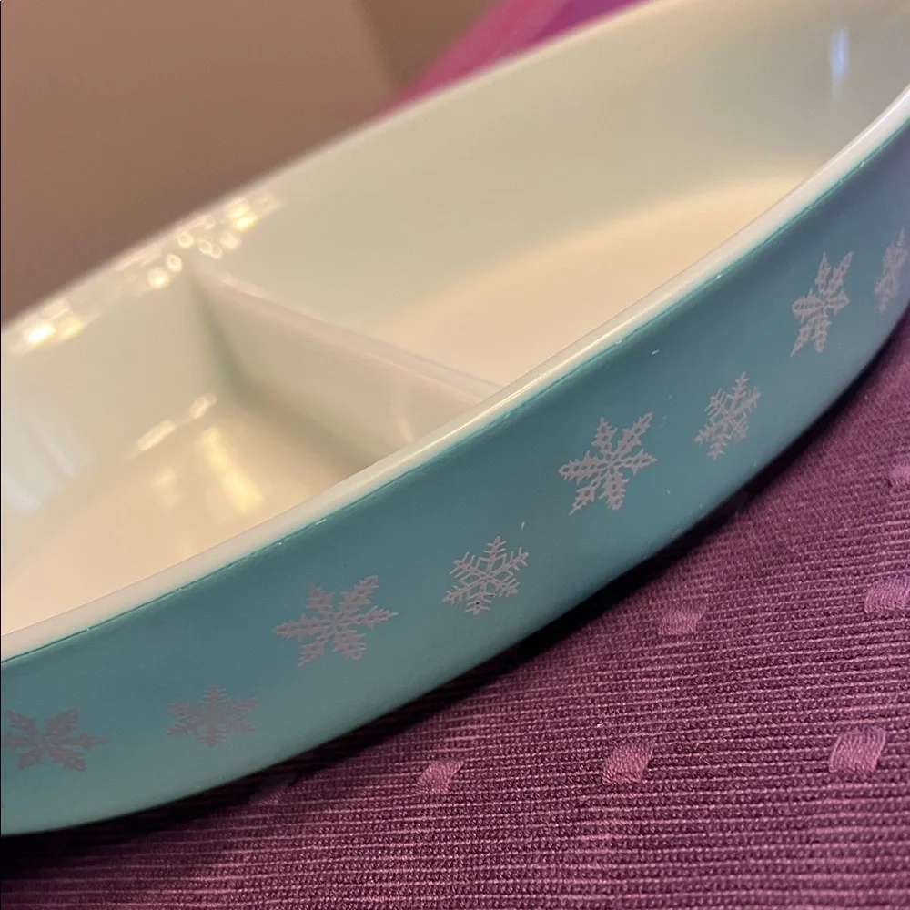 PYREX Turquoise Snowflake Patterned Divided 1.5 Qt Serving Dish ❄️