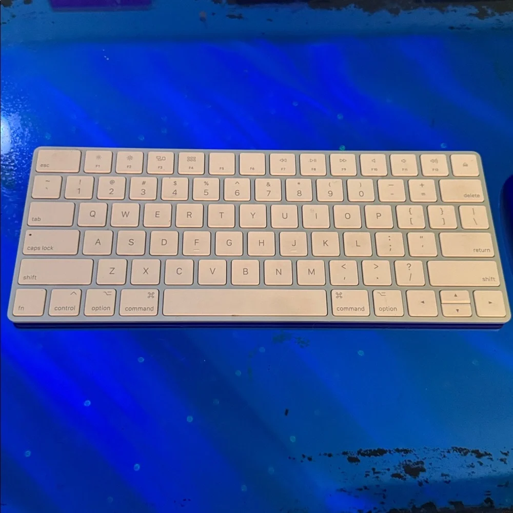Apple White Wireless Keyboard and Magic Mouse Combo