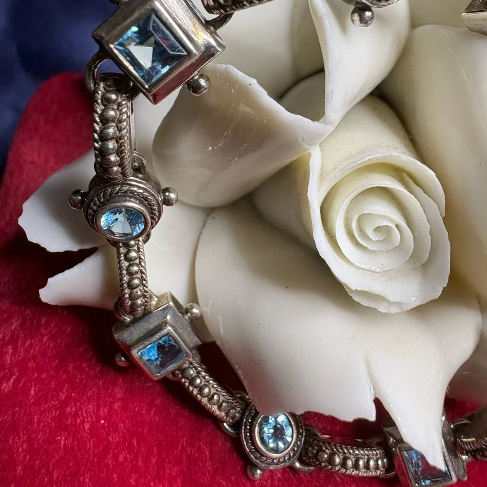 925 Sterling Silver gemstones toward features