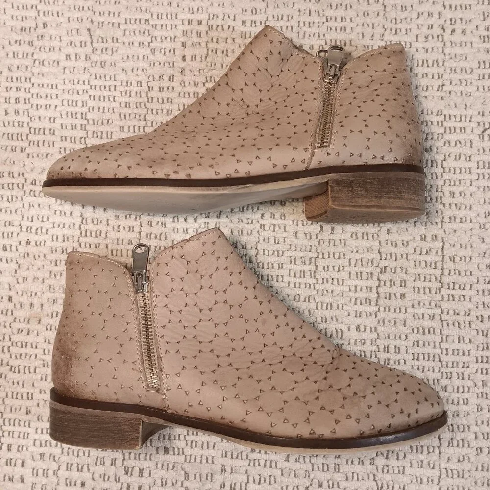 Bata women's tan beige leather laser cut out double zipper ankle boots sz 6.5 US