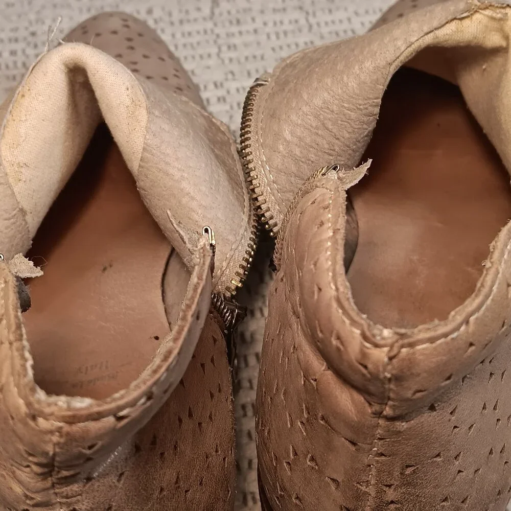 Bata women's tan beige leather laser cut out double zipper ankle boots sz 6.5 US