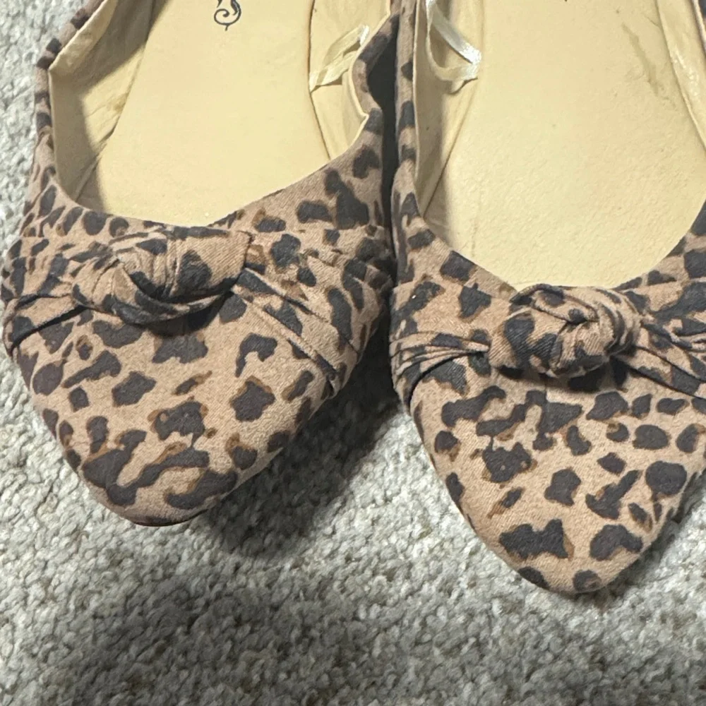 Size 6/7 Leopard Print Pointed Toe Ballet Flats with Knot Details