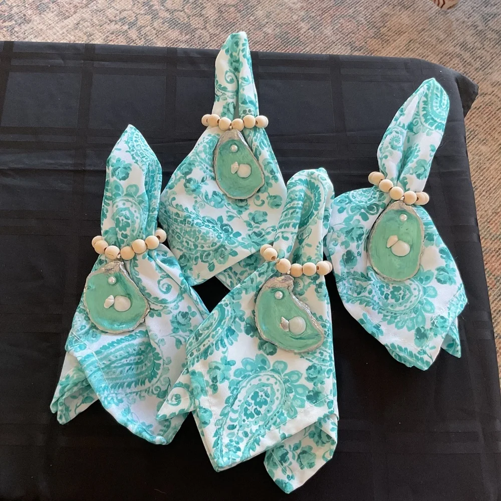 Set of 4 Coastal Oyster Shell Napkin Rings with 4 Cloth Napkins