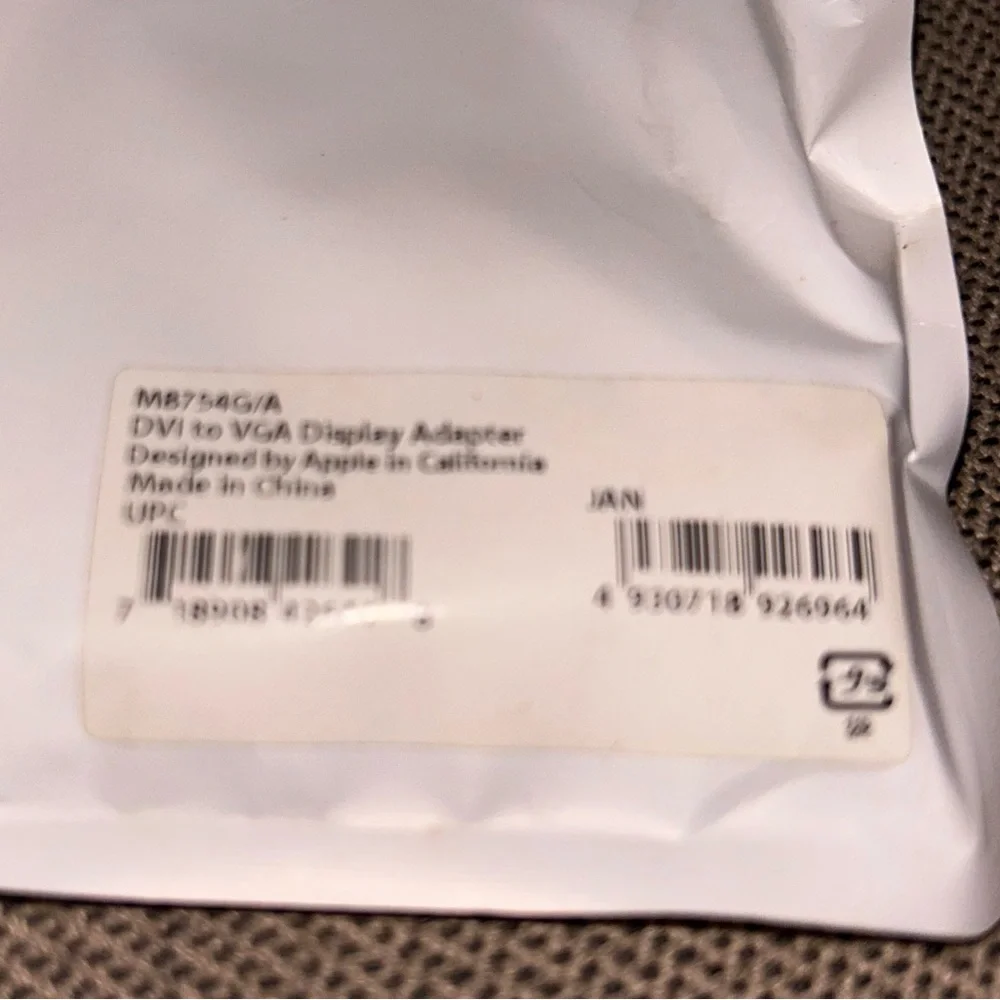 Apple DVI-to-VGA Adapter Cable in White