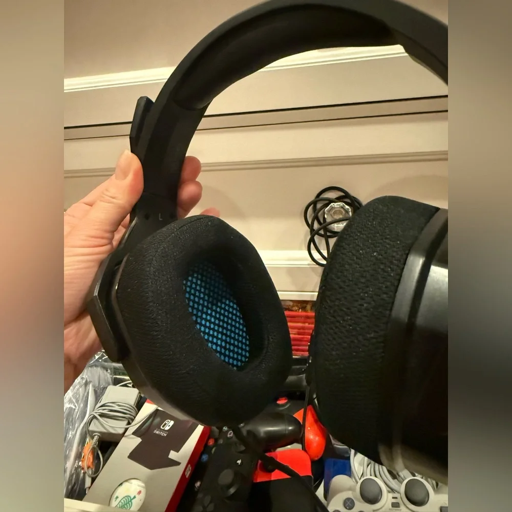 N/A black wired