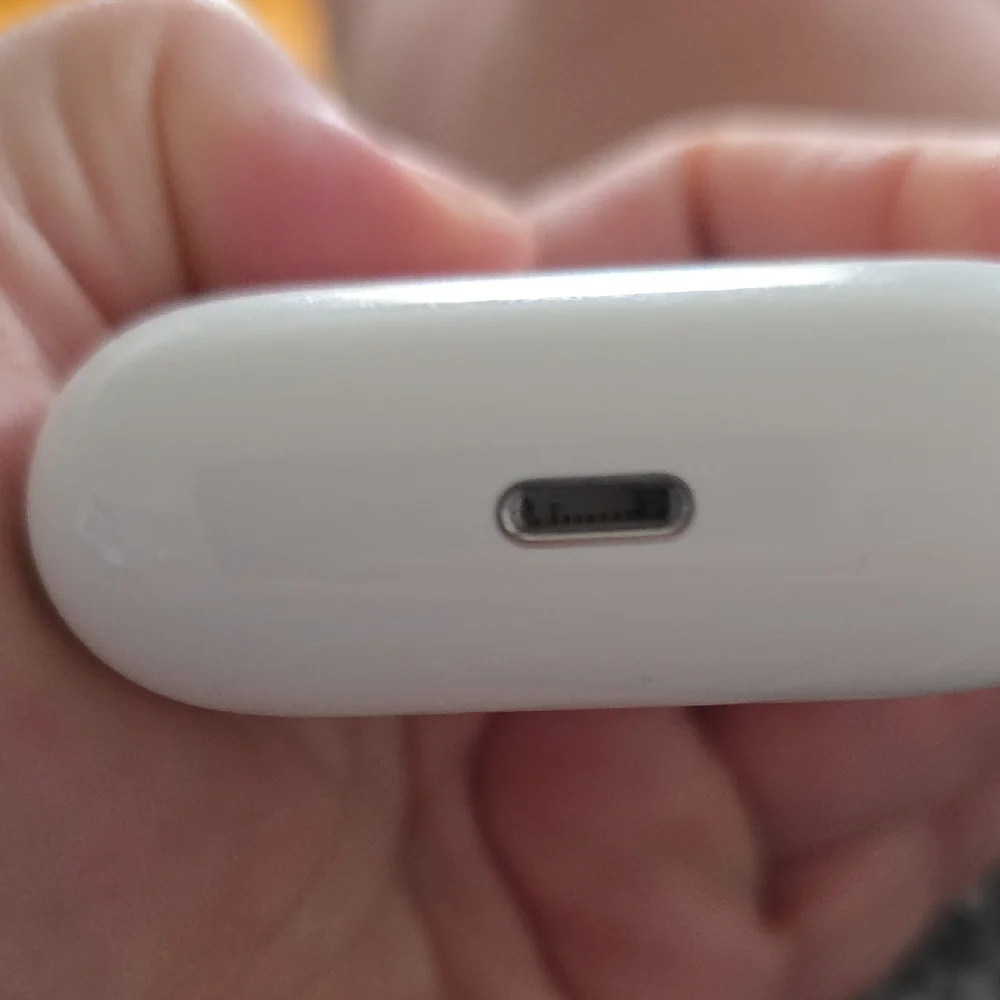 Apple Wireless Earbuds with White Charging Case With Box