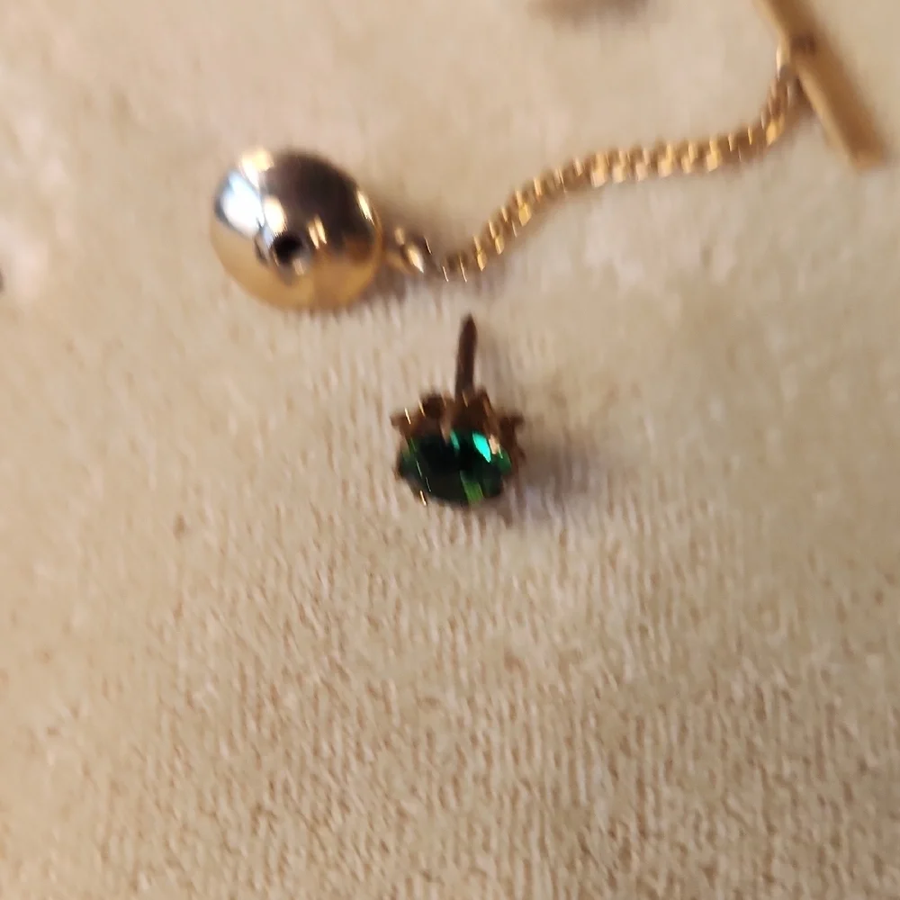 un branded elegant gold