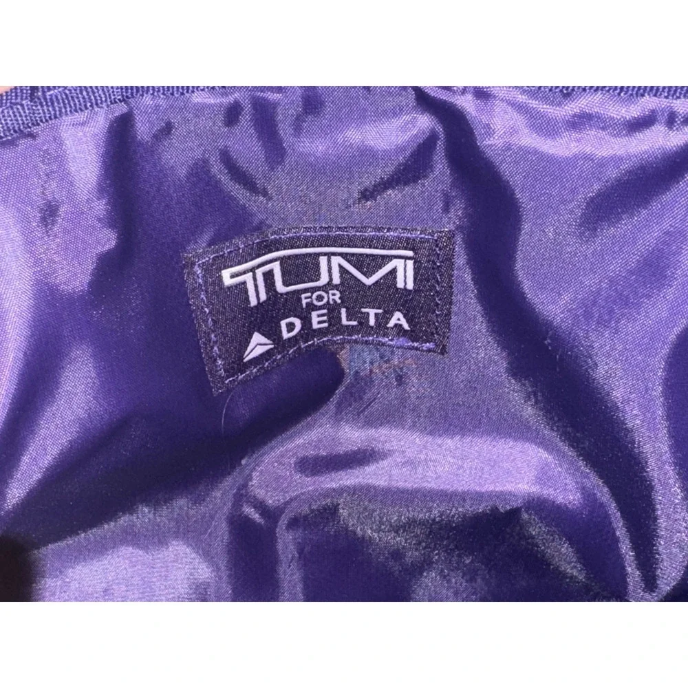 Tumi delta cosmetic