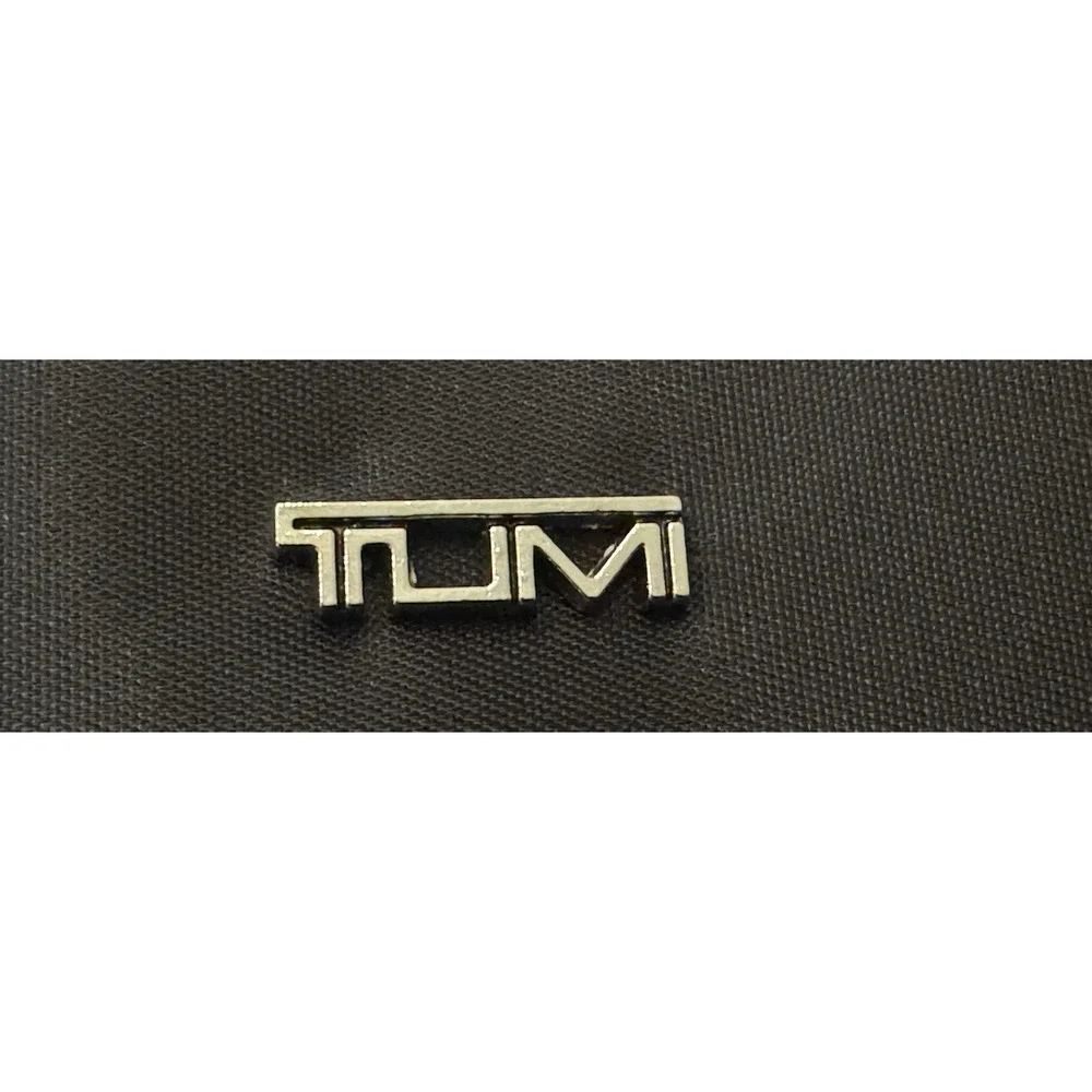 Tumi delta cosmetic
