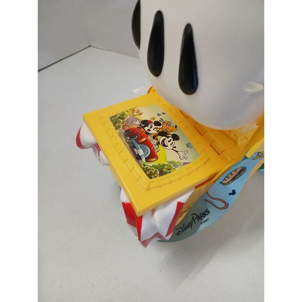 DISNEY TOON TOWN PICNIC BASKET WITH MICKEY GLOVE HANDLE