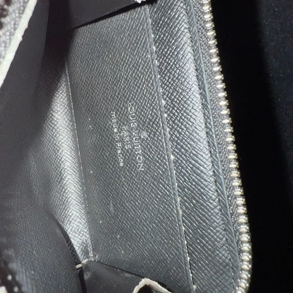 Used in excellent condition Louis Vuitton blk Gray Eclipse Monogram Car…
